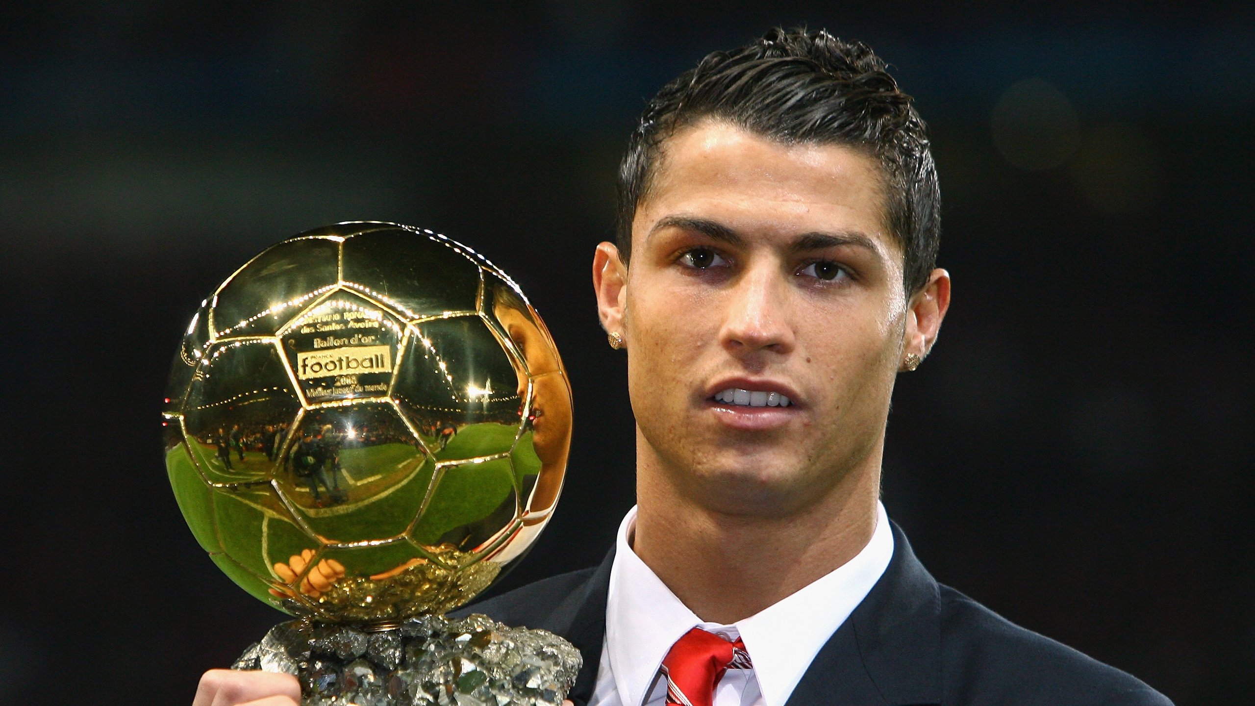 爱游戏娱乐网址-足球比赛中哪位球员表现最出色,值得称赞?,足球比赛有谁